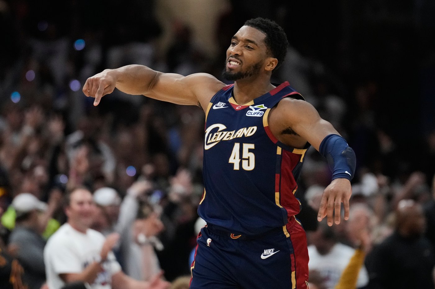 From 4 points to tying a playoff record with a 39-point half, Donovan Mitchell flips Game 4 for Cavs | iNFOnews.ca