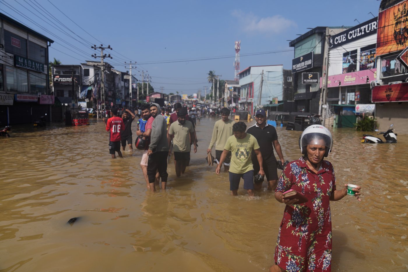 Indonesian residents hunt for food and water after deadly floods. 193 dead in Sri Lanka | iNFOnews.ca Indonesian residents hunt for food and water after deadly floods. 193 dead in Sri Lanka | iNFOnews.ca