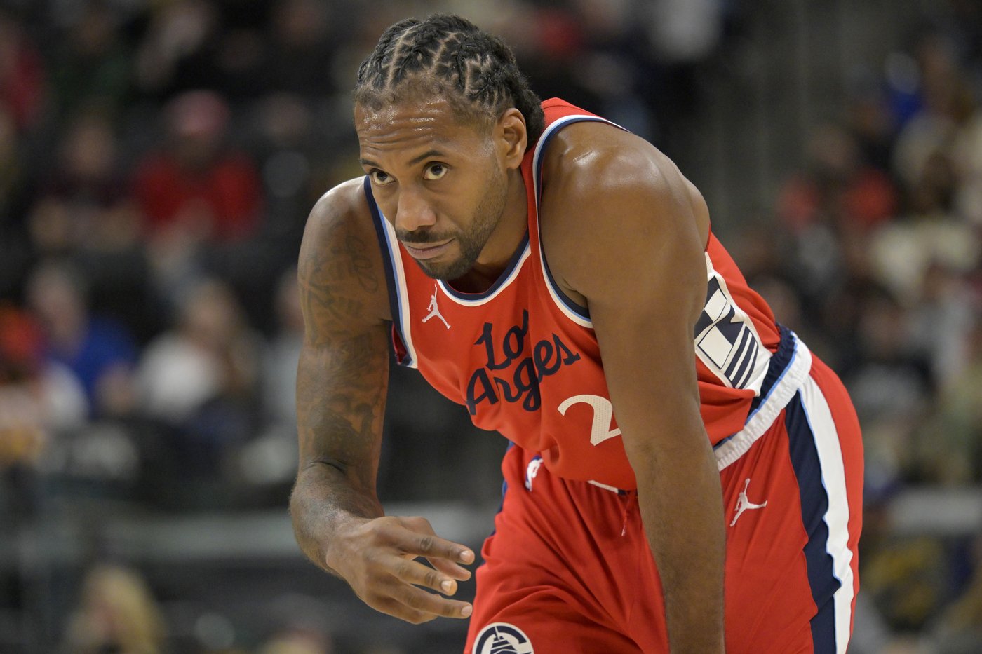 Clippers' Kawhi Leonard leaves team before game in Denver because of wildfires in LA area | iNFOnews.ca