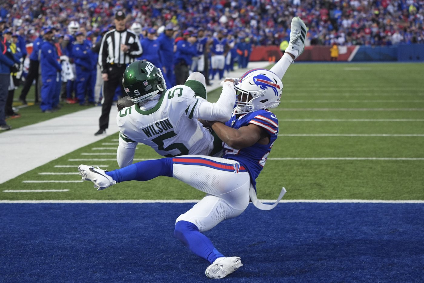 Bills clinch the AFC's No. 2 seed with a 40-14 rout of the undisciplined Jets | iNFOnews.ca Bills clinch the AFC's No. 2 seed with a 40-14 rout of the undisciplined Jets | iNFOnews.ca