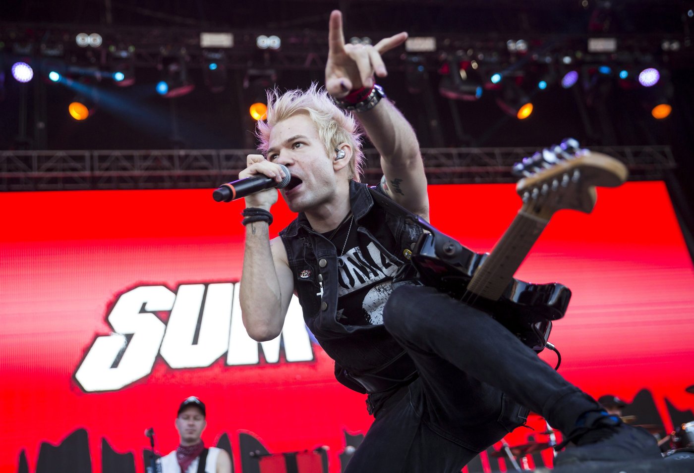 Sum 41 frontman Deryck Whibley alleges abuse by former manager in new memoir | iNFOnews.ca Sum 41 frontman Deryck Whibley alleges abuse by former manager in new memoir | iNFOnews.ca