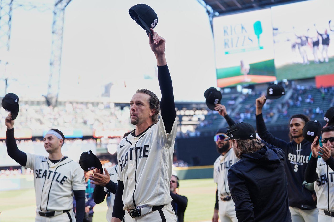 Mariners strike out 12 in 7-3 win over the Angels, announce Wilson will not return as manager | iNFOnews.ca