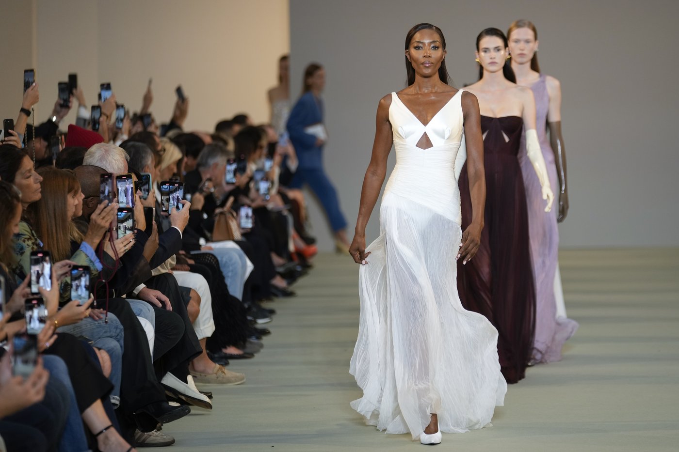 Supermodels from the 1990s and 2000s pay sizzling homage to Roberto Cavalli in vintage dresses | iNFOnews.ca Supermodels from the 1990s and 2000s pay sizzling homage to Roberto Cavalli in vintage dresses | iNFOnews.ca