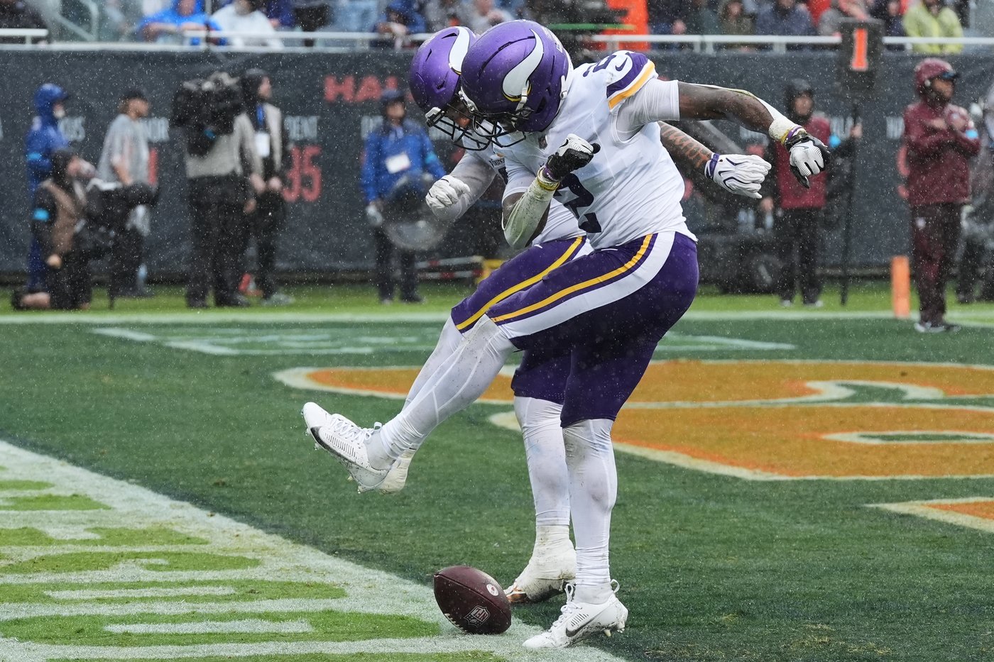 Rodgers and Turner help the Vikings shut down the Bears for a 9-3 win in the rain | iNFOnews.ca
