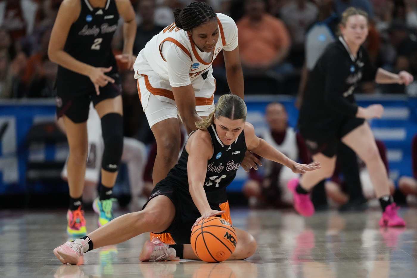 Lee's 19 points pace No. 1-seed Texas in 87-45 win over Missouri State | iNFOnews.ca