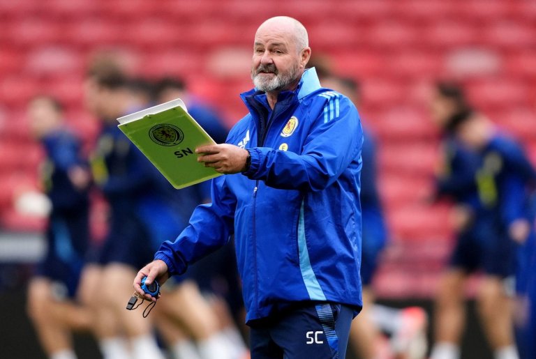 Katy Perry goes unnoticed by Scotland's soccer coach as his team shares a hotel with pop star | iNFOnews.ca