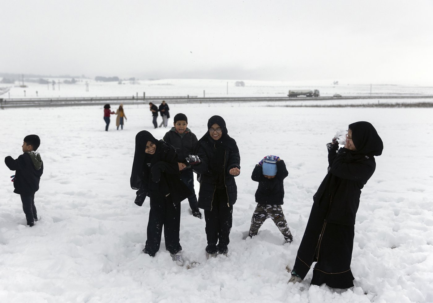 Late snowstorms batter South Africa's coast and leave 2 people dead | iNFOnews.ca Late snowstorms batter South Africa's coast and leave 2 people dead | iNFOnews.ca
