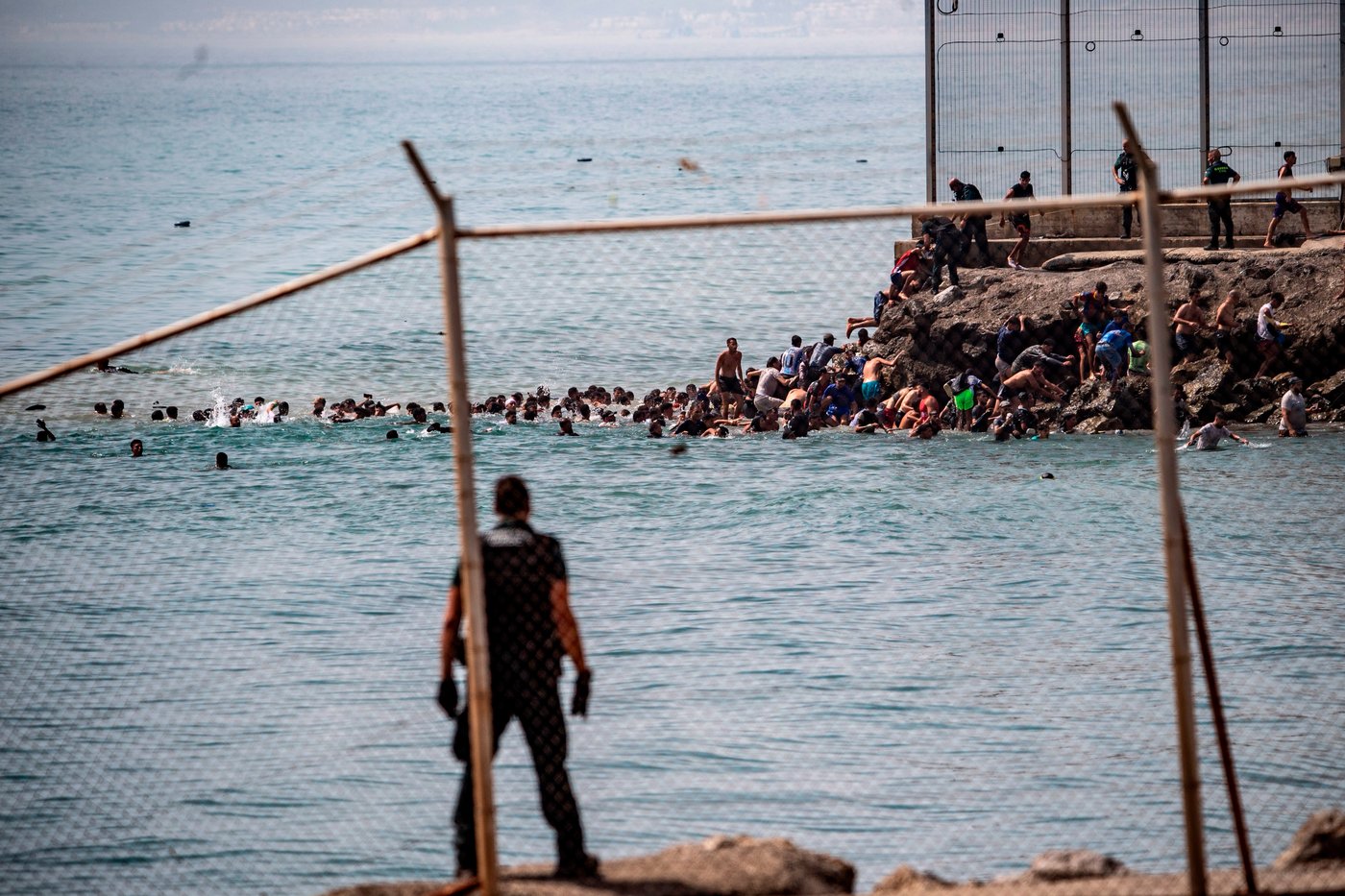 ‘Absolute chaos’ as thousands of people breach Morocco’s border with Spain's Ceuta | iNFOnews.ca ‘Absolute chaos’ as thousands of people breach Morocco’s border with Spain's Ceuta | iNFOnews.ca