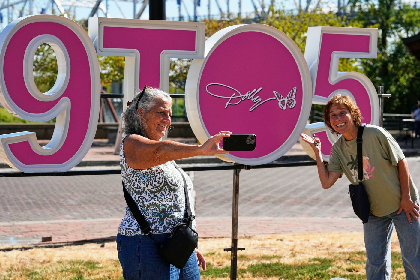 It's officially Dolly Parton Day, with parades, pink lights and book drives | iNFOnews.ca