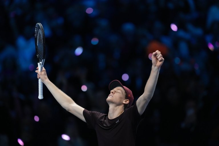 Jannik Sinner beats Carlos Alcaraz to retain ATP Finals title before his home fans | iNFOnews.ca