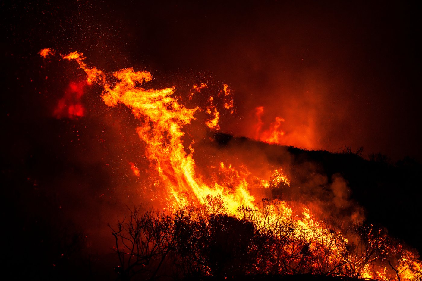 Wildfires burn along California's scenic Big Sur coast, in photos | iNFOnews.ca