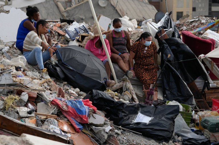 Families still searching for loved ones a month after Venezuela earthquakes, in photos | iNFOnews.ca