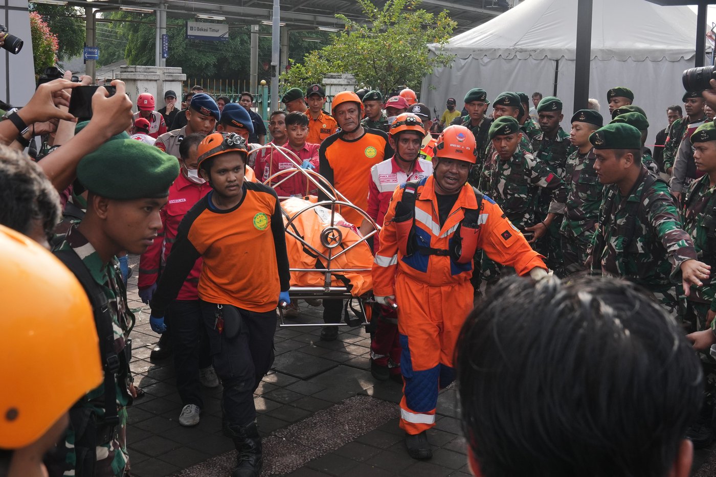 Rescuers recover last victims from Indonesia train wreck that killed 15 and injured dozens | iNwheels Rescuers recover last victims from Indonesia train wreck that killed 15 and injured dozens | iNwheels