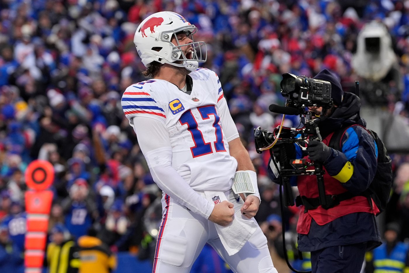 Josh Allen dominates with 6 TDs pushing Bills past Buccaneers 44-32 | iNFOnews.ca Josh Allen dominates with 6 TDs pushing Bills past Buccaneers 44-32 | iNFOnews.ca