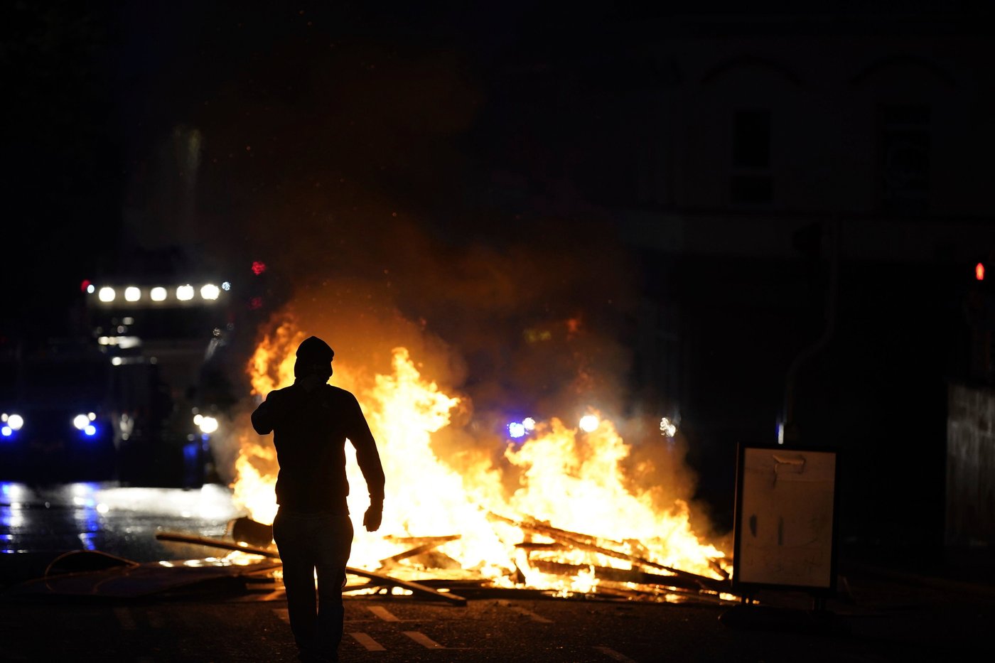 Police use water cannon in response to anti-immigrant violence in Northern Ireland town | iNFOnews.ca Police use water cannon in response to anti-immigrant violence in Northern Ireland town | iNFOnews.ca