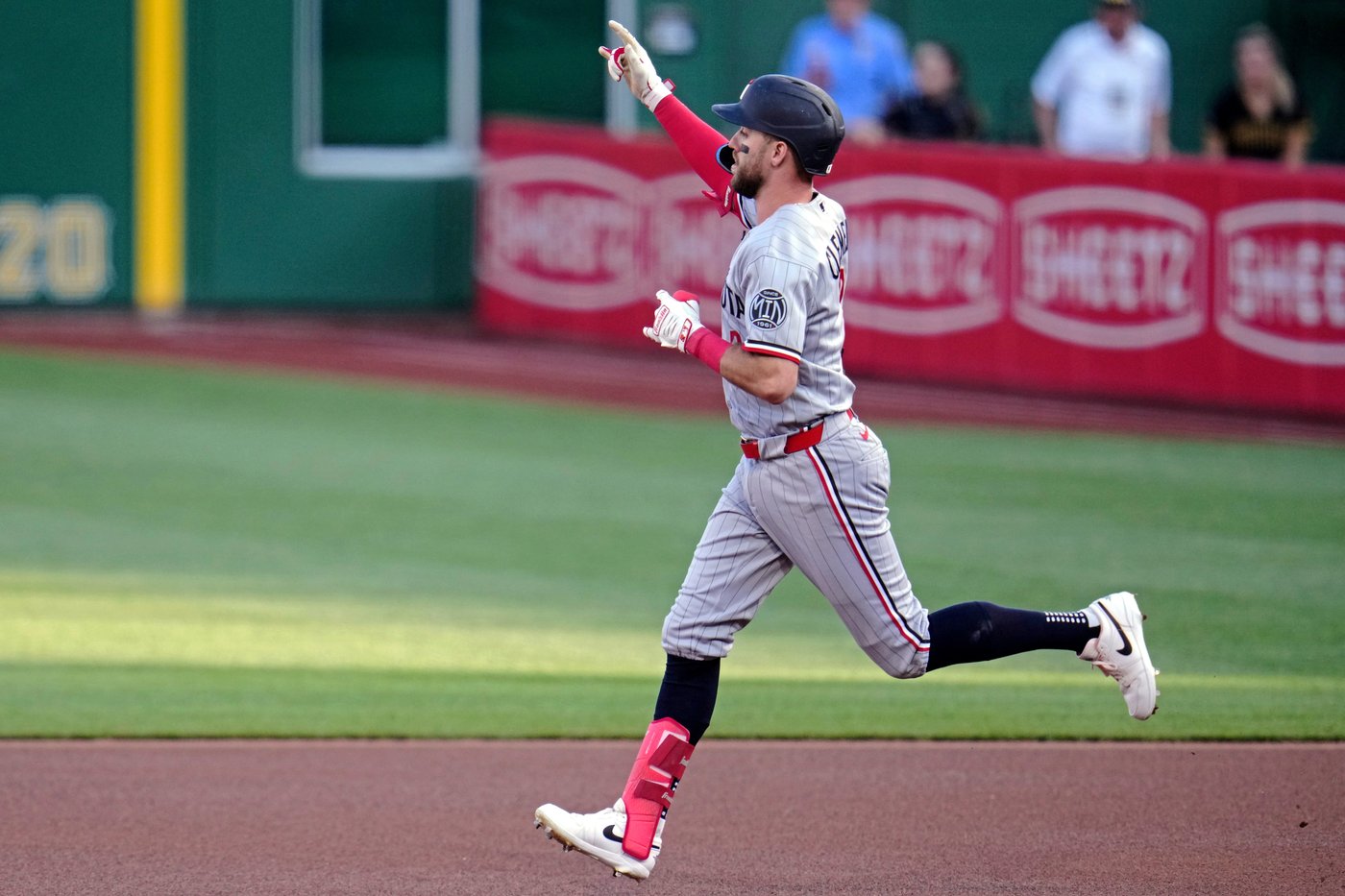 Reynolds hits 2-run homer in 9th to lift the Pirates past the Twins, 6-5 | iNFOnews.ca
