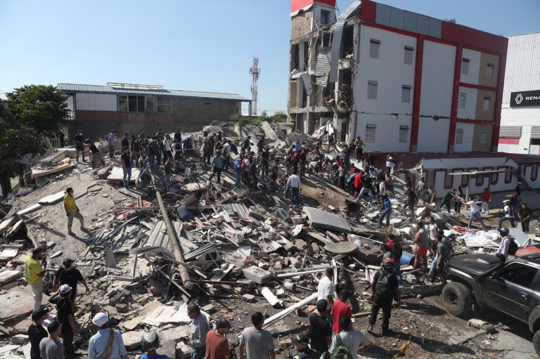 A 7.4-magnitude earthquake shakes western Colombia, leaving 2 dead | iNFOnews.ca
