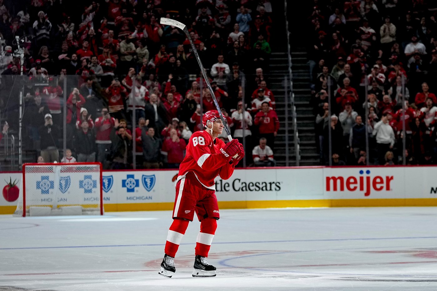Patrick Kane scores twice to reach 500 goals in Red Wings' 5-1 win over Canucks | iNFOnews.ca
