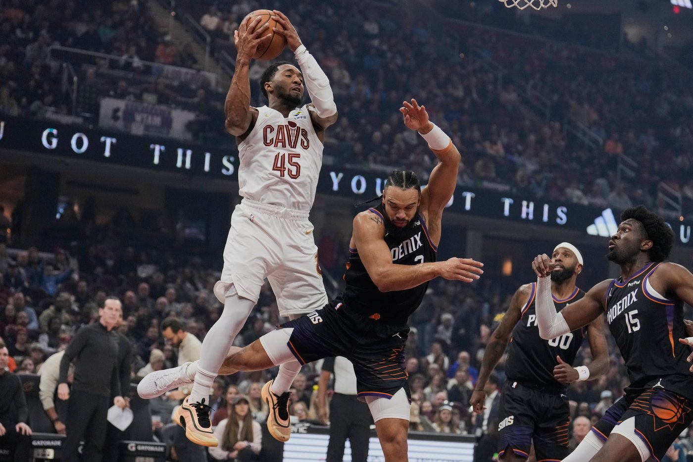 Donovan Mitchell scores 34 points to propel Cavaliers to 129-113 victory over Suns | iNFOnews.ca