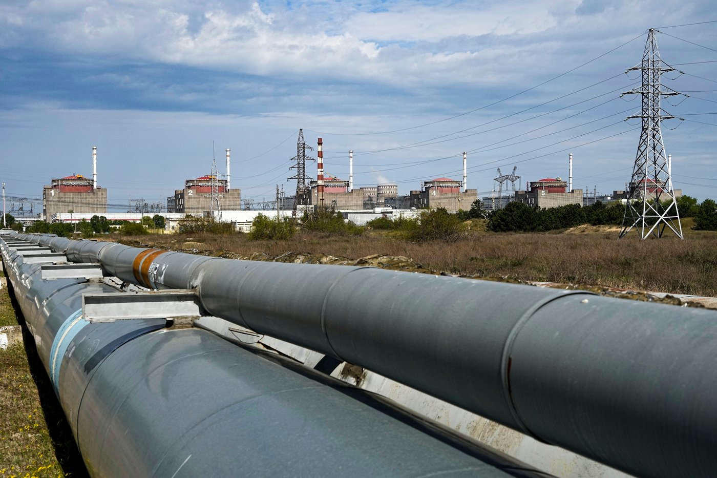 Zelenskyy and UN atomic agency head warn of heightened risk at huge Ukrainian nuclear plant | iNFOnews.ca