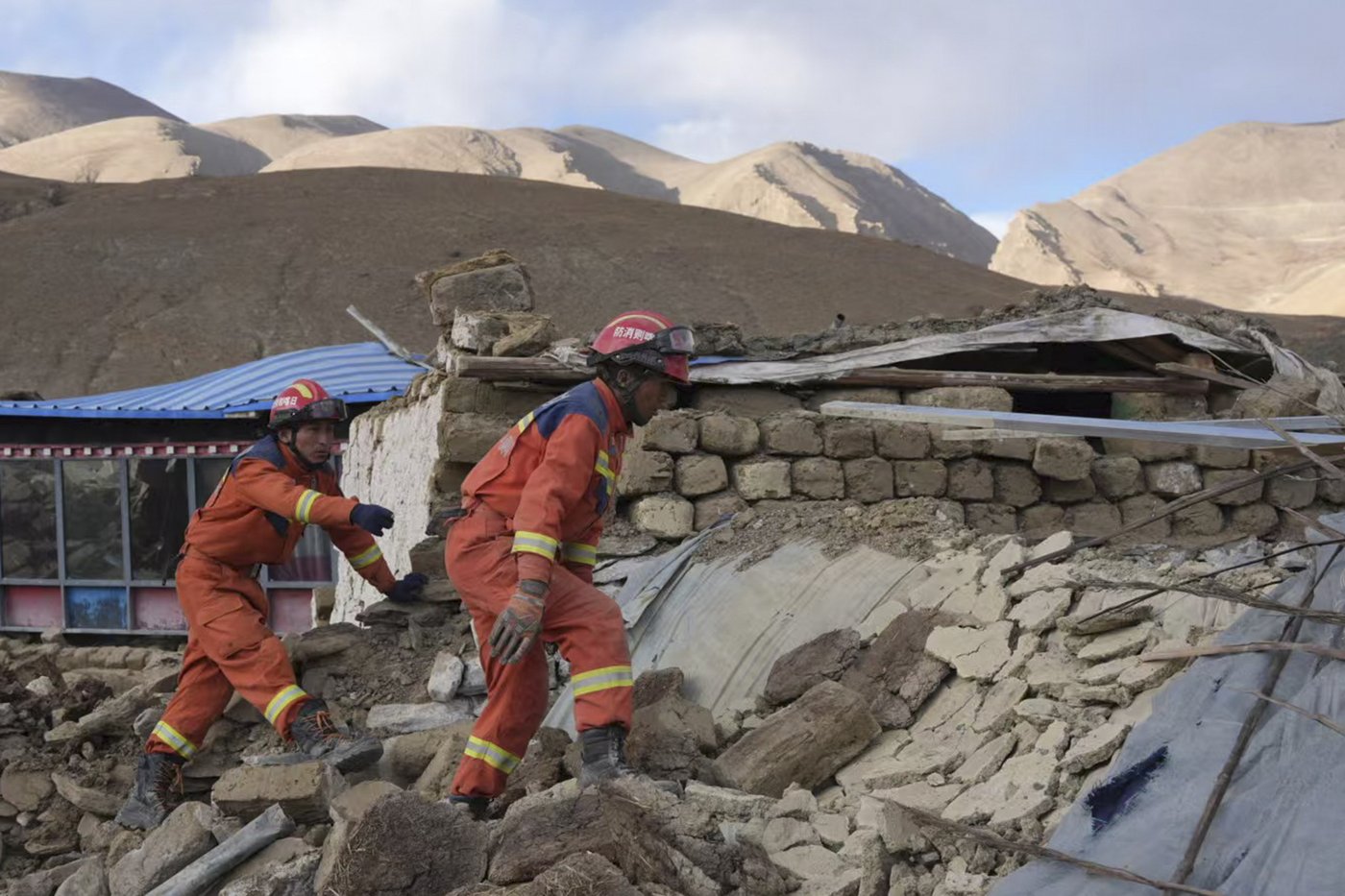 Tents arrive for survivors of a quake that killed 126 in freezing, high-altitude Tibet | iNFOnews.ca Tents arrive for survivors of a quake that killed 126 in freezing, high-altitude Tibet | iNFOnews.ca