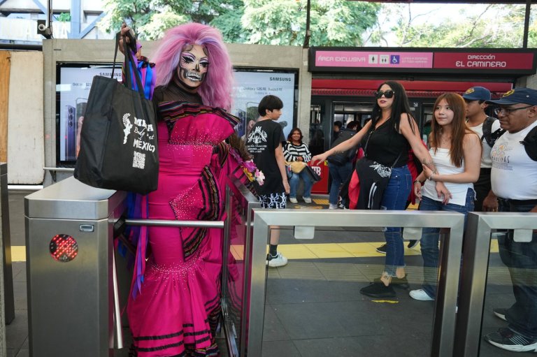 LGBTQ+ collective walks in Mexico City's Catrinas march in push for visibility | iNFOnews.ca LGBTQ+ collective walks in Mexico City's Catrinas march in push for visibility | iNFOnews.ca