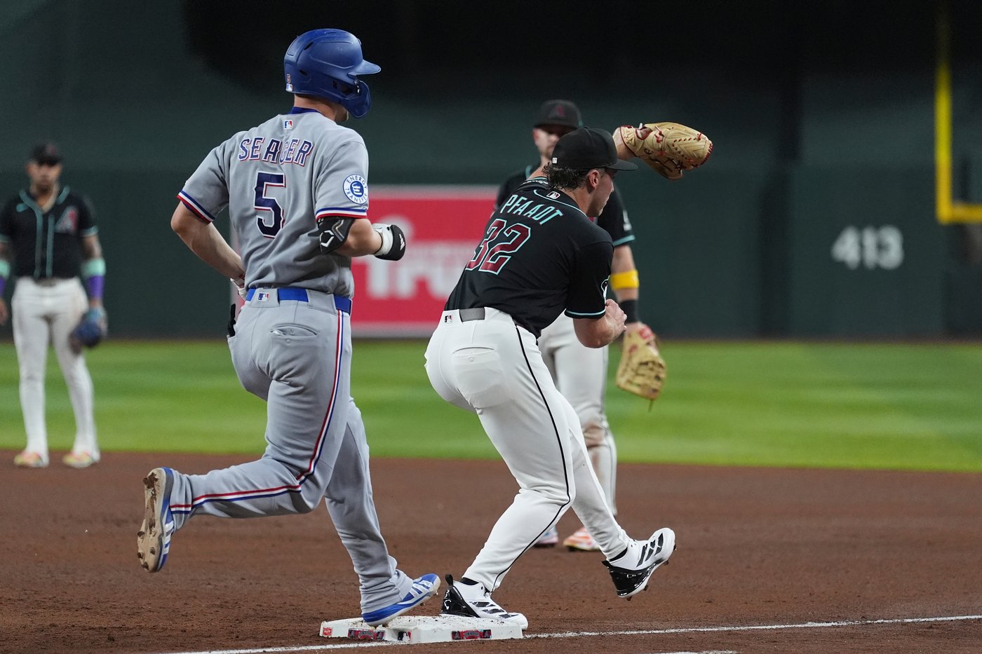 Rangers use a 6-run 5th inning to beat Diamondbacks 6-2, stay in AL playoff race | iNFOnews.ca Rangers use a 6-run 5th inning to beat Diamondbacks 6-2, stay in AL playoff race | iNFOnews.ca