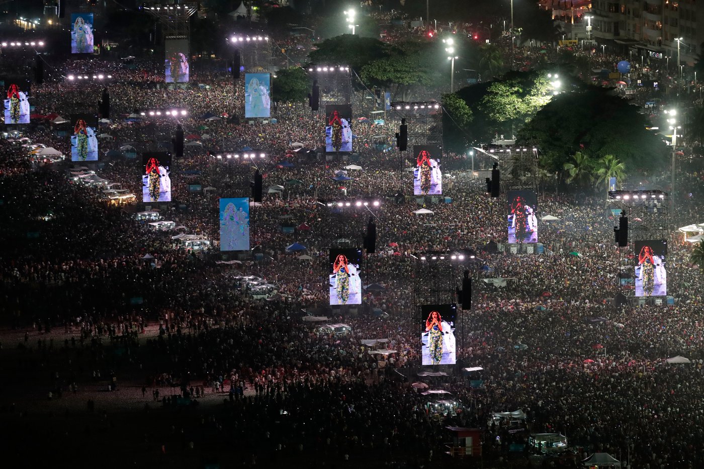 Shakira thrills a crowd of 2 million with free concert on Brazil's Copacabana beach | iNFOnews.ca