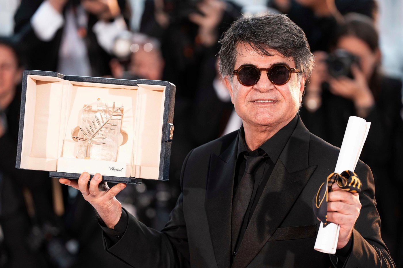 Iran sentences acclaimed film director Jafar Panahi to new prison term after his return home | iNFOnews.ca
