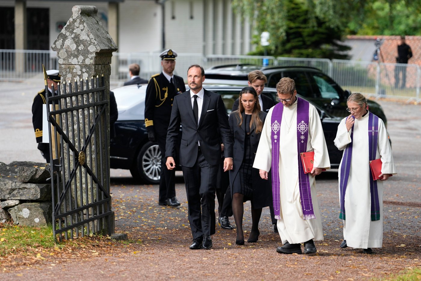 Norwegians line up at memorials remembering the late King Harald V. Funeral set for Sept 9 | iNFOnews.ca