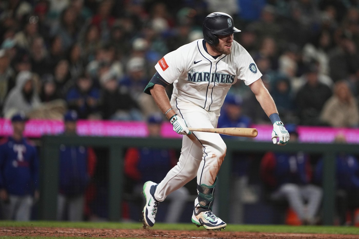 Mariners get a pair of 4-run innings and down Rangers 9-2 | iNFOnews.ca