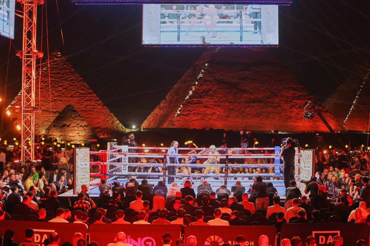 Usyk stops kickboxer Verhoeven in 11th round of heavyweight title fight in Egypt | iNFOnews.ca