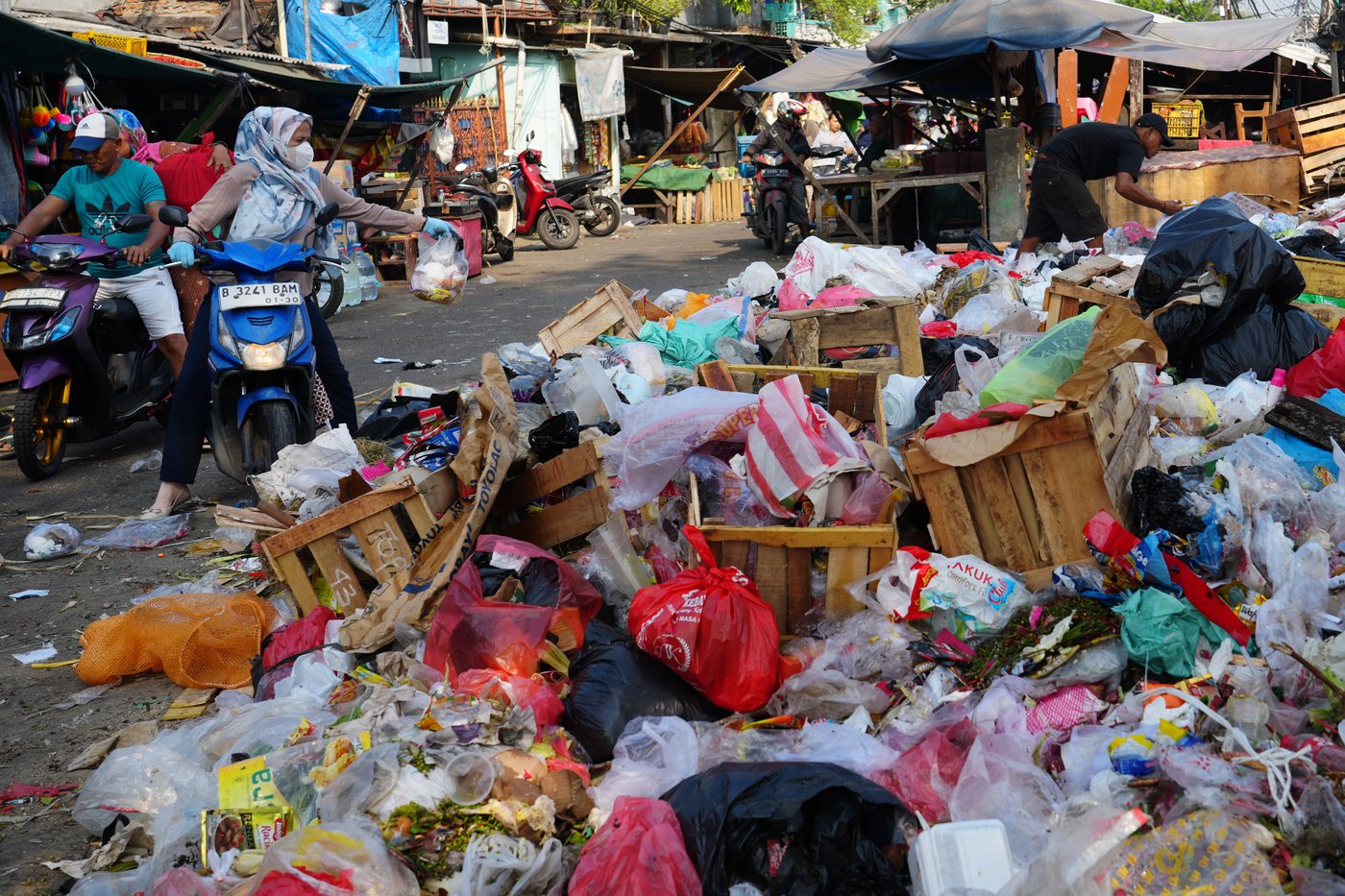 As Indonesia cuts methane emissions, life atop a mountain of garbage begins to change | iNFOnews.ca