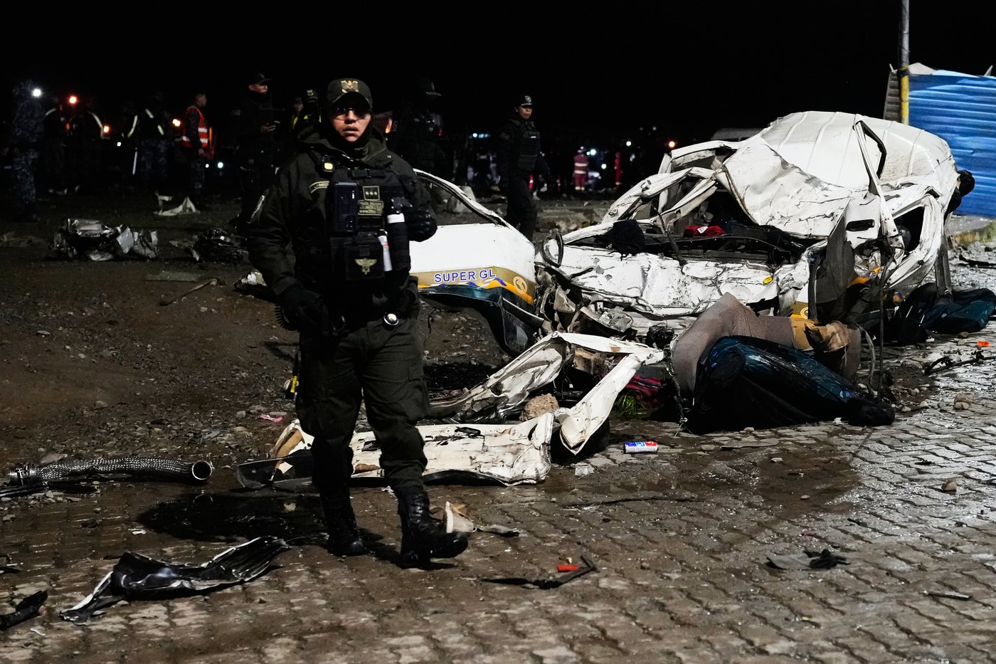Cargo plane carrying money crashes near Bolivia's capital, killing at least 15 people, official says | iNFOnews.ca Cargo plane carrying money crashes near Bolivia's capital, killing at least 15 people, official says | iNFOnews.ca
