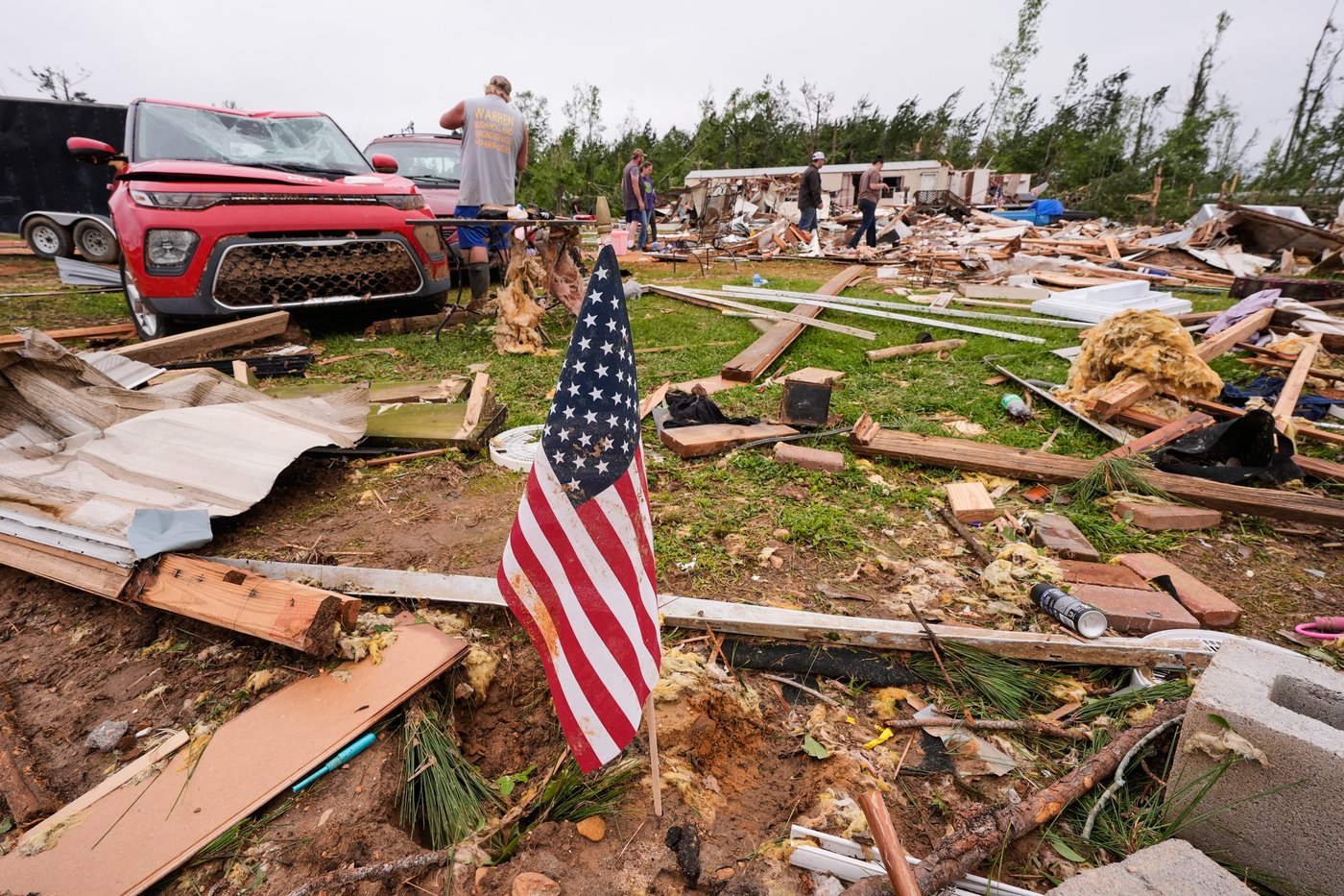 A faint meow in the rubble of a Mississippi tornado leads to a stunning rescue | iNFOnews.ca