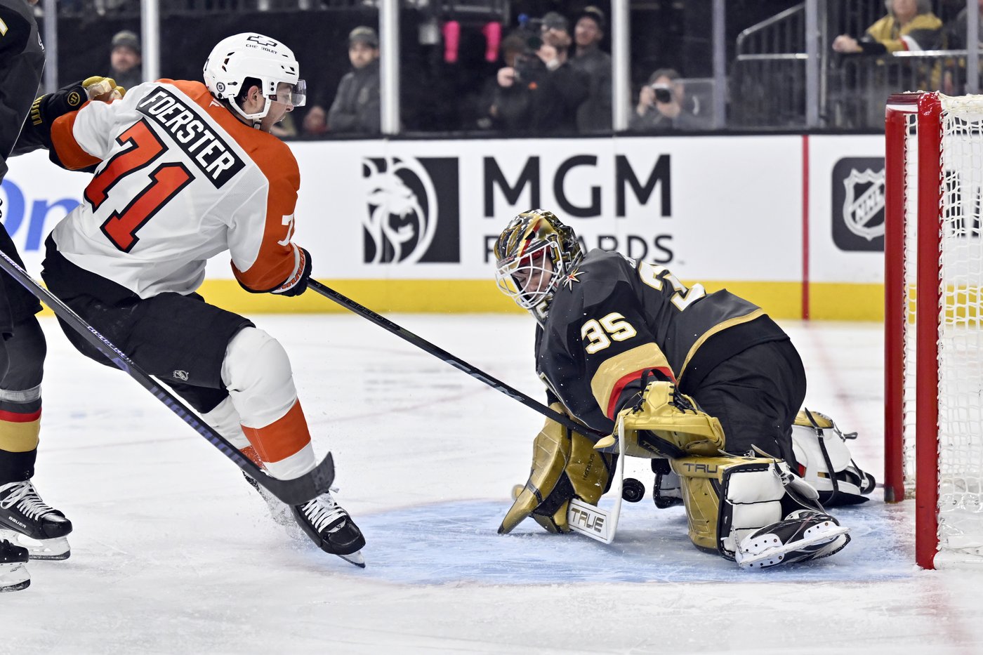 Golden Knights score 3 in 2nd period and beat Flyers 5-2 | iNFOnews.ca