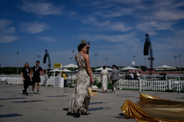 Photos show glamour at the Dubai World Cup horse race but thinner crowds due to Iran war | iNFOnews.ca