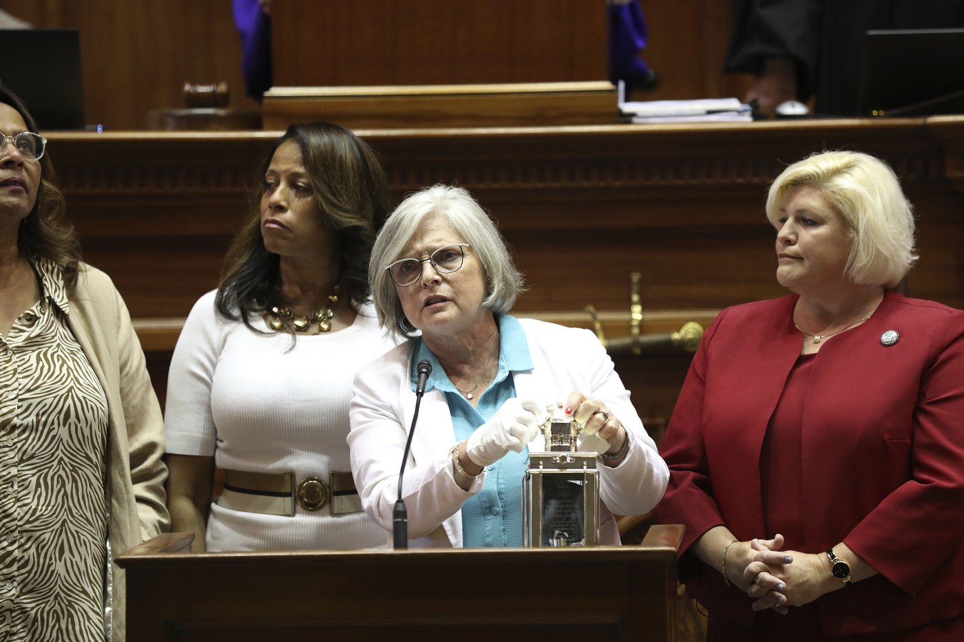 Number of women who are state lawmakers inches up to a record | iNFOnews.ca