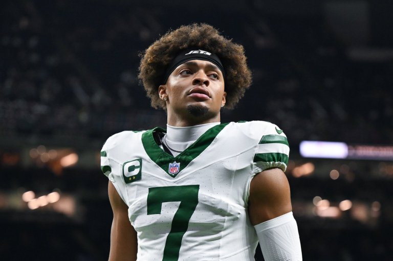 Jets placing QB Justin Fields on injured reserve, ending disappointing season | iNFOnews.ca