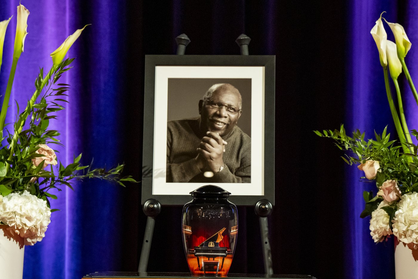 Montrealers pay tribute to legendary jazz pianist Oliver Jones at city hall | iNFOnews.ca Montrealers pay tribute to legendary jazz pianist Oliver Jones at city hall | iNFOnews.ca