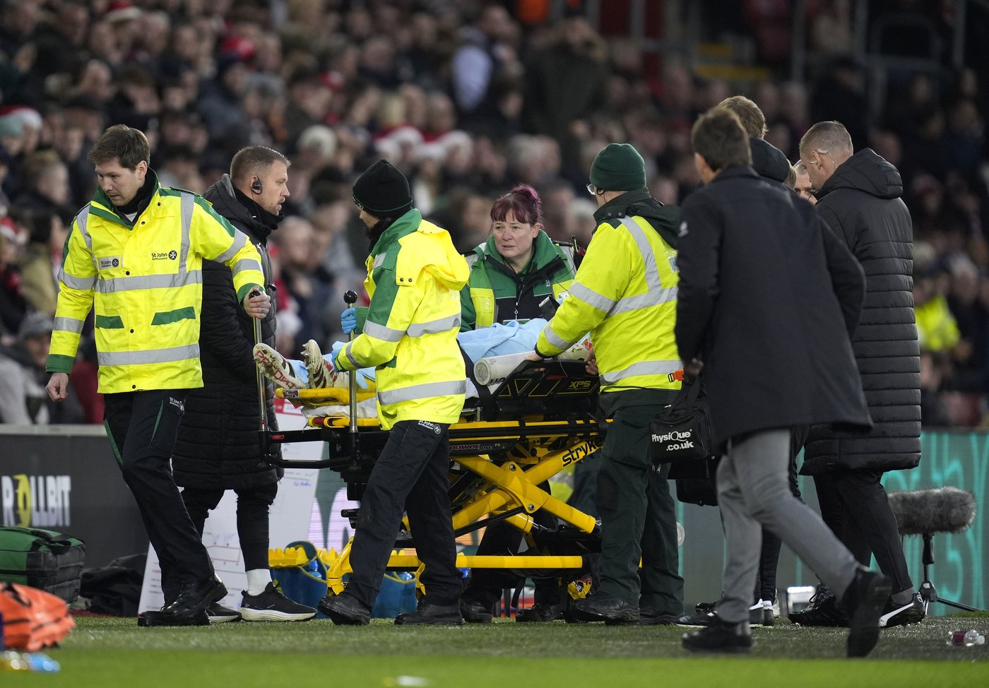 West Ham goalkeeper Lukasz Fabianski alert and conscious after being taken off on a stretcher | iNFOnews.ca