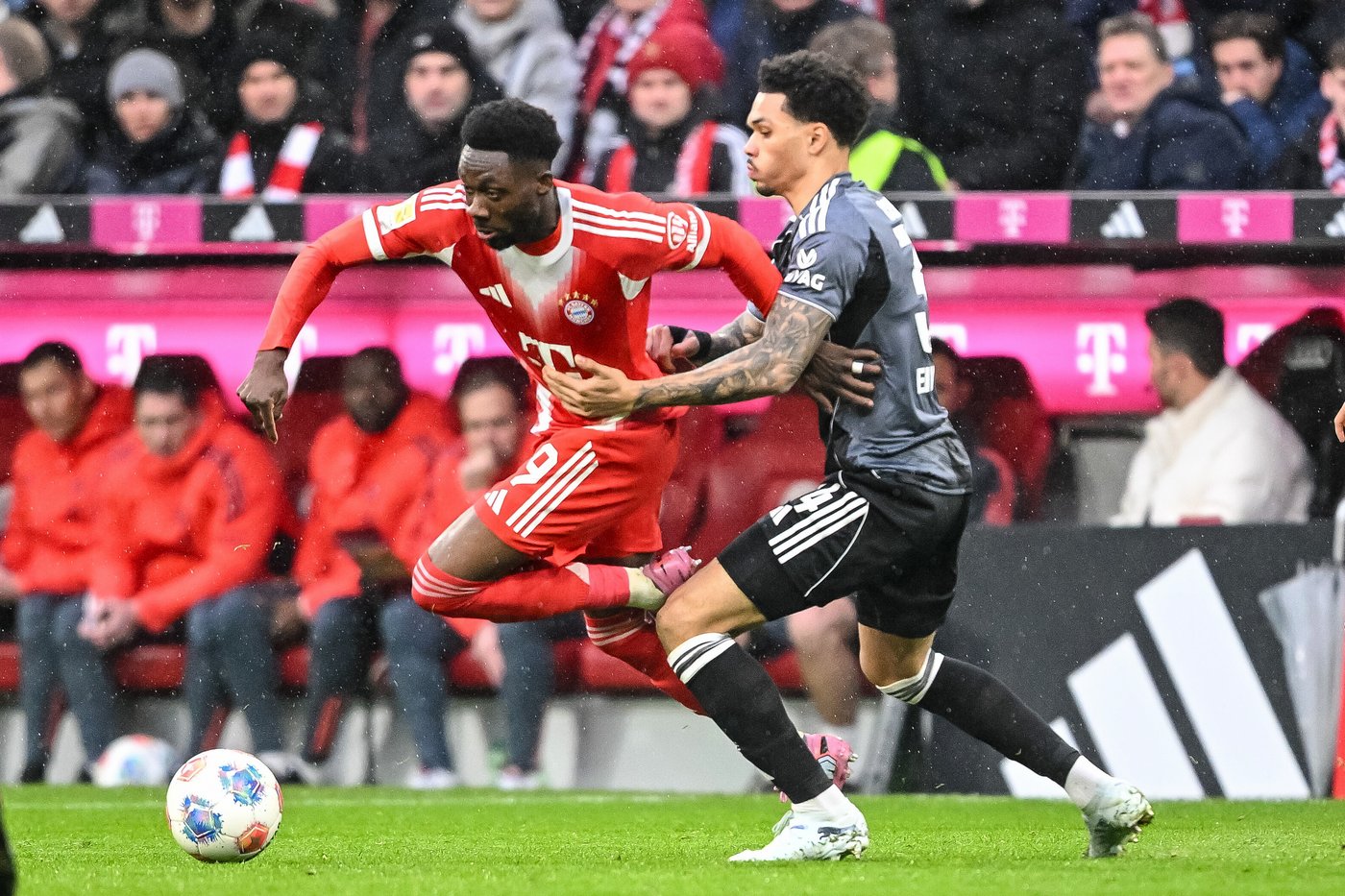 Canada captain Alphonso Davies injured in Bayern win | iNFOnews.ca