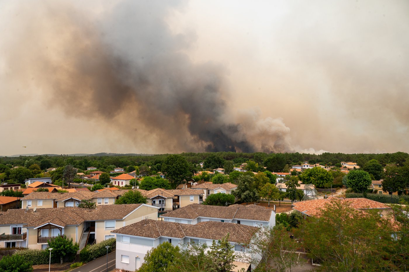 Wildfire spreads near popular French tourist town as thousands are evacuated | iNFOnews.ca