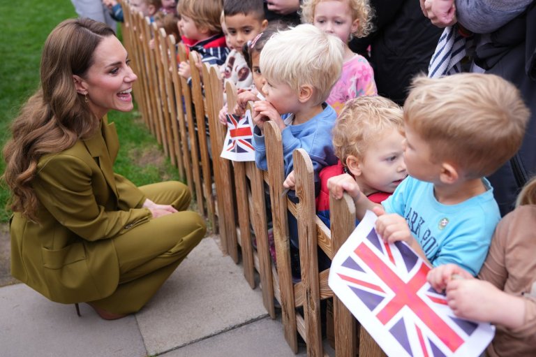 Princess of Wales suggests parents should put down the phone to combat social discontent | iNFOnews.ca