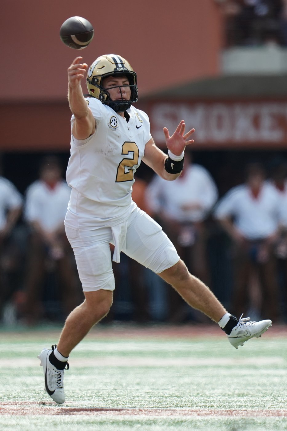 Manning throws 3 touchdowns and No. 20 Texas holds off No. 9 Vanderbilt late for 34-31 win | iNFOnews.ca Manning throws 3 touchdowns and No. 20 Texas holds off No. 9 Vanderbilt late for 34-31 win | iNFOnews.ca