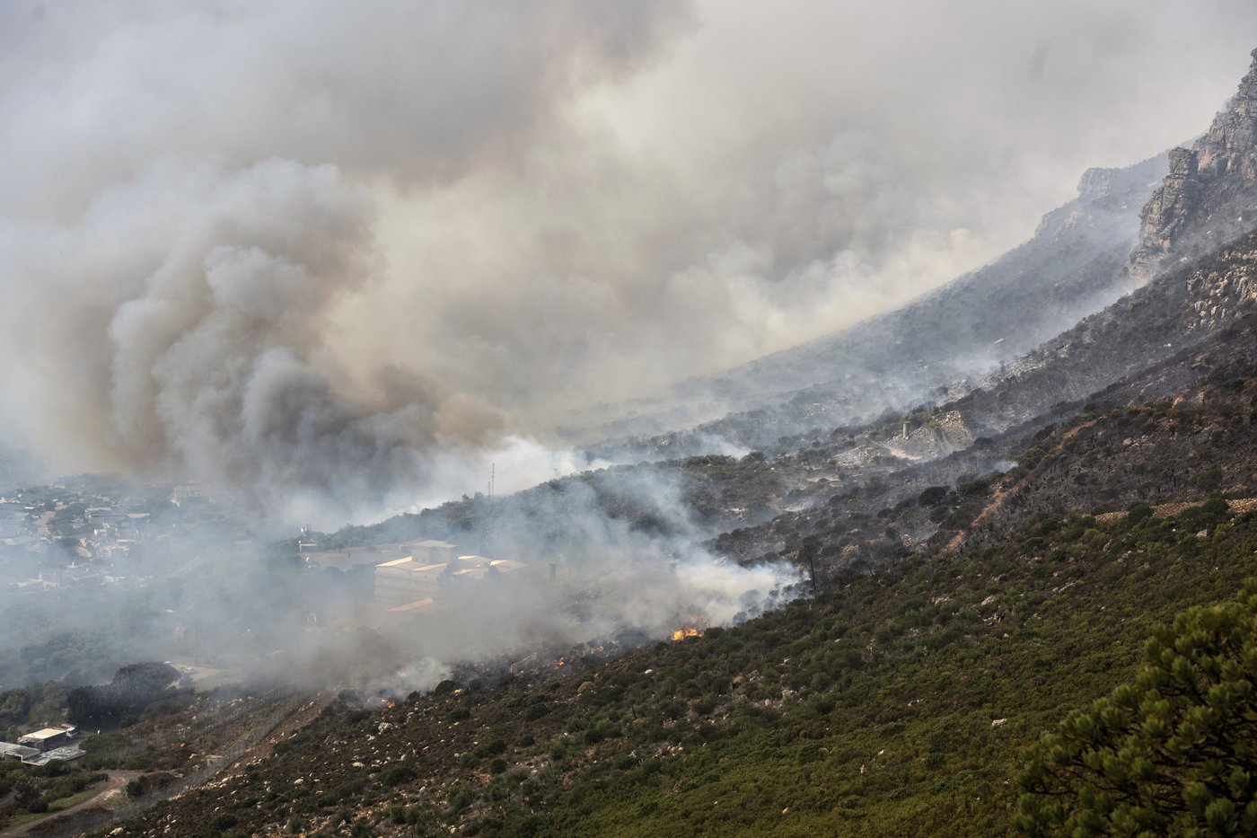 Large fires are burning on the slopes of South Africa's famous Table Mountain | iNFOnews.ca Large fires are burning on the slopes of South Africa's famous Table Mountain | iNFOnews.ca
