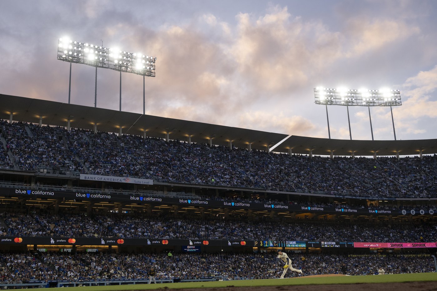 Teoscar Hernández hits tiebreaking homer in 8th inning and Dodgers beat Pirates 8-4 | iNFOnews.ca