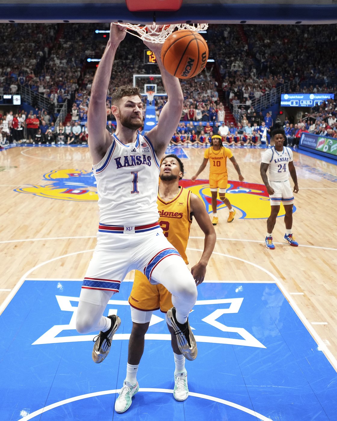 Zeke Mayo scores 17 points, No. 16 Kansas ramps up the defense and beats No. 8 Iowa State, 69-52 | iNFOnews.ca