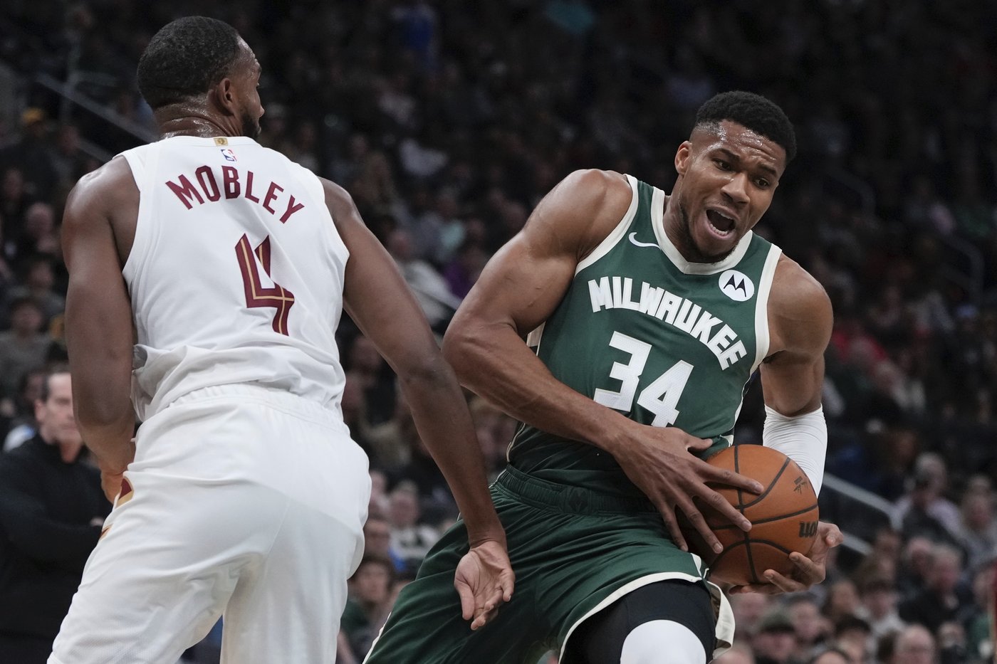 Mitchell's last-second jumper helps Cavs stay unbeaten with 114-113 win at Milwaukee | iNFOnews.ca
