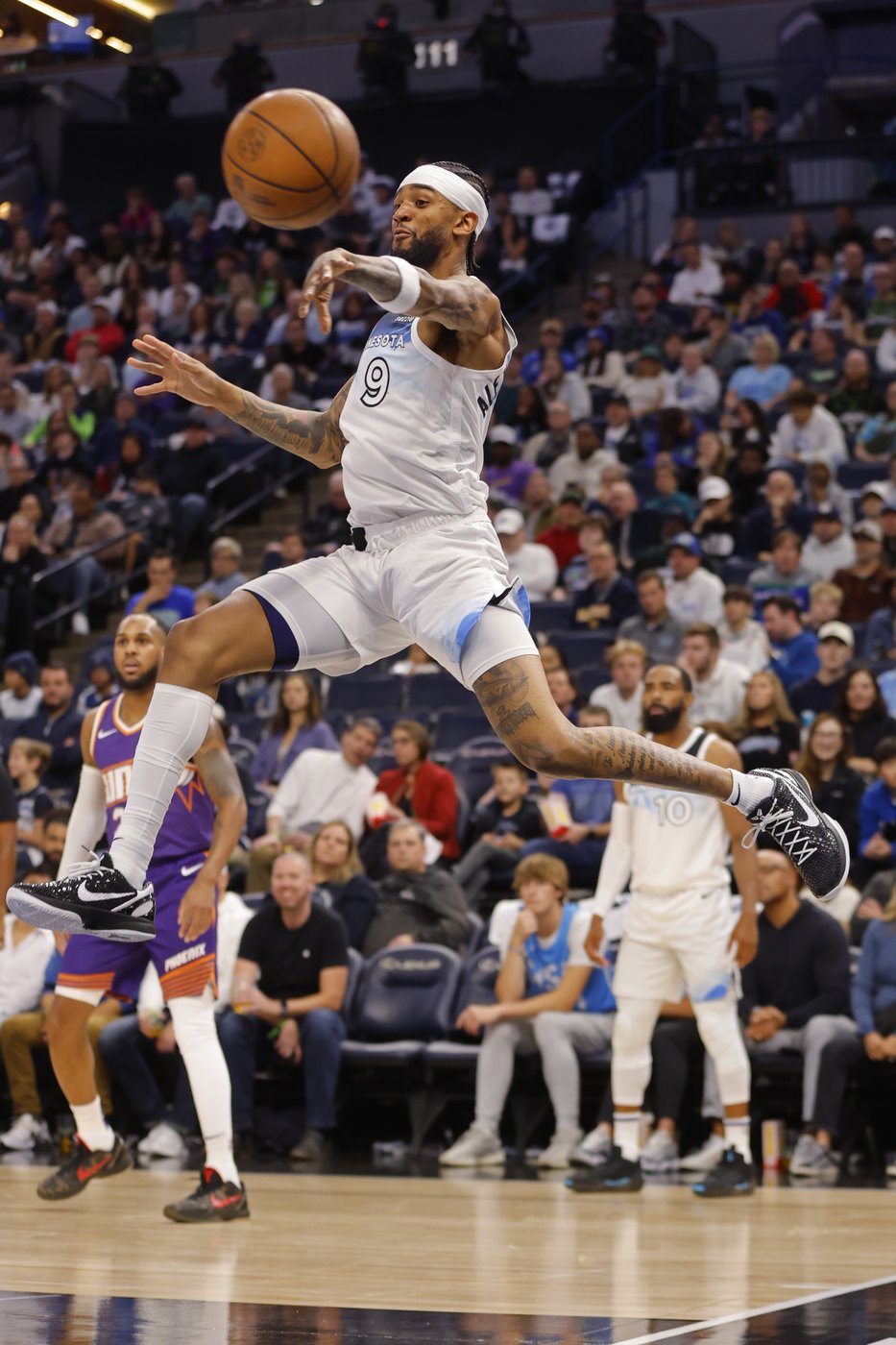 Randle hits 3 at the buzzer to lift Timberwolves over Booker, Suns with 120-117 win | iNFOnews.ca Randle hits 3 at the buzzer to lift Timberwolves over Booker, Suns with 120-117 win | iNFOnews.ca